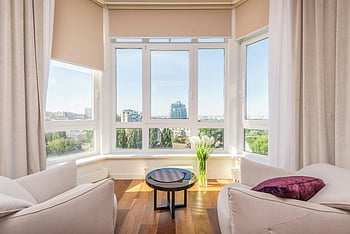 světlý pokoj, velká okna, Prostorný obývací pokoj, panoramatická okna, moderní nábytek, design obývacího pokoje, moderní obývací pokoj, Vzhled interiéru, přirozené světlo, výhled na město