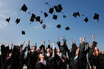 graduering, Sorte Academy kjoler, kaste hatte, solskinsdag, Gruppe af kandidater, fejrer, Hætter i luft, udendørs fest, dimissionsfest, Glade kandidater, blå himmel