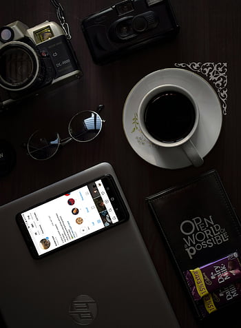 mobilní telefon, šedý notebook, kávový šálek, dřevěný stůl, ploché ležel, kamer, sluneční brýle, Tech Essentials, tabulka čokolády, peněženka, Stylové nastavení