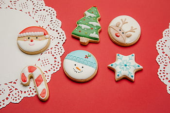 biscuits de Noël, cookies traditionnels, Cookie du Père Noël, biscuit de bonhomme de neige, biscuit de renne, biscuit de la canne à bonbon, biscuit d'arbre de Noël, noix, fond rouge, Biscuits festifs, friandises