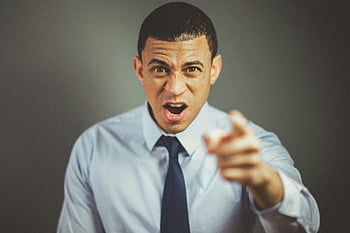 wütender Geschäftsmann, weißes Hemd, Schwarze Krawatte, Frustration ausdrücken, zeigende Geste, Nahaufnahmeportrait, Professionelle Kleidung, Emotionaler Ausdruck, Geschäftsfachmann, intensiver Blick, formelle Kleidung