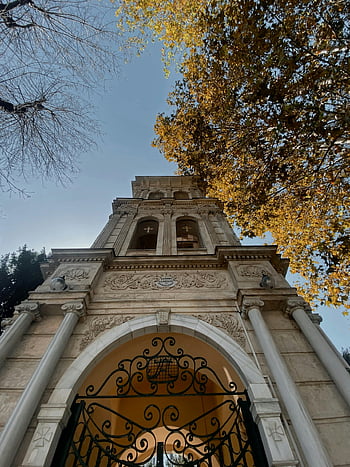fotografování s nízkým úhlem, Rumská pravoslavná církev, kostelní věž, historický kostel, podzimní listí, čisté nebe, zvonice, architektonické detaily, ozdobená brána, náboženské budovy, Sezónní scenérie