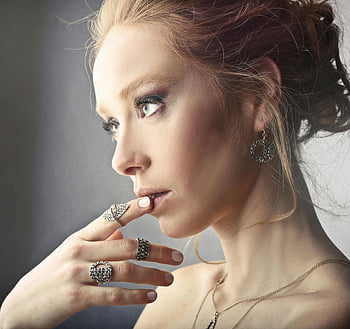 žena nosí prsteny, náušnice, stylová žena, elegantní šperky, moderní krása, odraz, portrét, móda, Příslušenství, šperky, náhrdelník