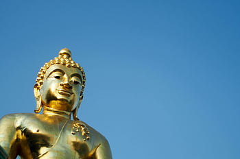 zlatá socha Buddhy, nízký úhel záběru, jasné modré nebe, Chiang Rai, Thajsko, majestátní socha, zlatá socha, Buddha, modrá obloha, chiang rai thajsko, náboženská socha