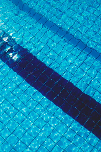 piscina, acqua blu, luce del sole, Modelli di ondulazione, piastrelle illuminate dal sole, sole luminoso, tessere piscina, increspature dell'acqua, piastrelle blu, piscina all'aperto, progettazione della piscina
