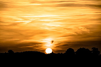 západ slunce, silueta fotografie, stromy, zlatý západ slunce, dramatické mraky, horizont, fotografování přírody, krajinářské fotografie, večerní obloze, venkovní scenérie, Přírodní krásy