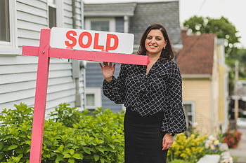 agent imobiliar, vândut semnul, vânzări de proprietăți, în aer liber, agent zâmbitor, casa de vânzare, succesul imobiliar, realizare, proprietate rezidențială, Vânzare la domiciliu