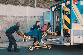 Sağlıkçılar, yardım ediyor, adam, sedye, ilk cevaplayanlar, yaralı, ambulans, gündüz, acil çağrı, tıbbi yardım, kurtarmak