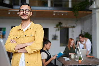 sarı ceket, modern ofis, Kendinden emin adam, meslektaşlar, ofis ortamı, Daimi Poz, profesyonel ortam, çalışma alanı, kapalı sahne, rahat kıyafetler, Takım İşbirliği