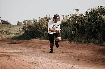 uomo che corre, strada sterrata, strada rurale, Abbigliamento sportivo, vegetazione, corsa all'aperto, fitness, stile di vita attivo, campagna, corridore, jogging