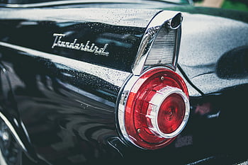 Thunderbird nero, Ford Thunderbird classico, fanale posteriore, gocce d'acqua, stile automobilistico d'epoca, macchina classica, macchina vintage, guado thunderbird, fanale posteriore auto, auto bagnata, auto retrò