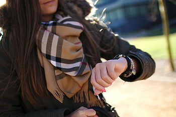 หญิง, ตรวจสอบเวลา, นาฬิกาข้อมือ, กลางแจ้ง, ผ้าพันคอทันสมัย, แจ็คเก็ต, มือ, ดู, อุปกรณ์, สไตล์, แฟชั่น