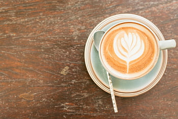 ถ้วยกาแฟ, ศิลปะลาเต้, โต๊ะไม้, เช้าวันใหม่, เซรามิกสีขาว, มุมมองด้านบน, กาแฟ, ลาเต้, ถ้วยน้ำชาเซรามิก, ตาราง, บรรยากาศตอนเช้า
