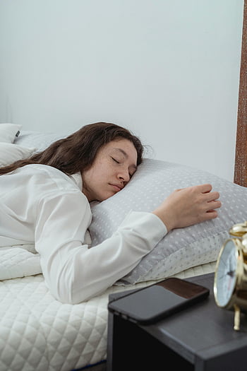 donna che dorme, sonno tranquillo, Femmina calma, letto, smartphone, sveglia, scena tranquilla, giovane donna, sonno riposante, Camera da letto, comodino