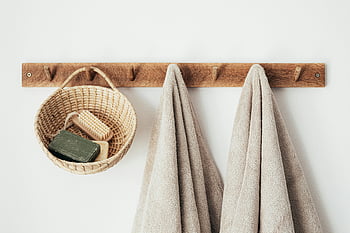 crochet en bois, les serviettes, panier, produits de salle de bain, respectueux de la nature, crochets en bois, mode de vie durable, salle de bain minimaliste, savon, panier en osier, configuration de la salle de bain