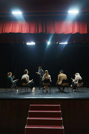 θέατρο, ηθοποιούς, πρόβα, στάδιο, προβολείς, εντυπωσιακή εμπειρία, ομάδα ατόμων, Καθισμένος στις καρέκλες, κόκκινη κουρτίνα, εκτέλεση, θέατρο στάδιο