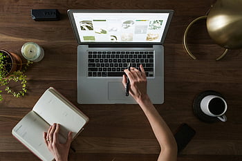 macbook, planificator carte, configurarea biroului, împușcat deasupra capului, laptop, caiet, stilou, cană de cafea, Teme de lucru, Teme de productivitate, Organizarea biroului