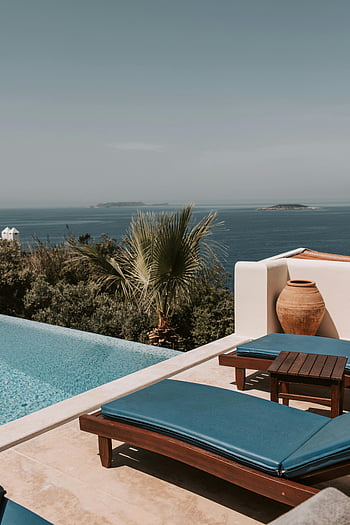 Antalya Resort, สระว่ายน้ำริมทะเล, วิวทิวทัศน์, ฤดูร้อน, วันหยุดพักผ่อนที่หรูหรา, การผ่อนคลายริมสระน้ำ, มองเห็นวิวทะเล, รีสอร์ทริมชายหาด, เลานจ์กลางแจ้ง, เก้าอี้ดาดฟ้าไม้, ภูมิทัศน์เมดิเตอร์เรเนียน