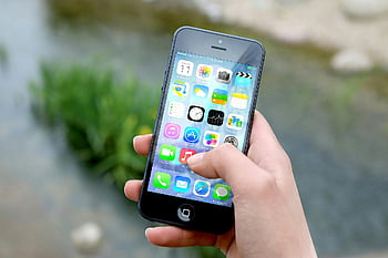 personne qui tient, iphone noir 5, téléphone intelligent, en plein air, près de la rivière, fermer, se tenir la main, iPhone 5, smartphone à l'extérieur, fond de la rivière, La technologie