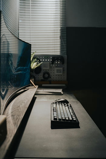 Moderní kancelářský stůl, zakřivený monitor, elegantní design, klávesnice, Stylové nastavení, nastavení stolu, kancelářský stůl, moderní stůl, počítačový monitor, kancelářský prostor, Ergonomický stůl