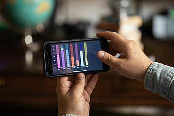 スマートフォン、 閉じる、 両手、 カラフルな棒グラフ、 ビジネステーマ、 テクノロジーテーマ、 モバイル機器、 データの視覚化、 財務分析、 デジタルディスプレイ、 グラフ分析