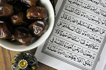 data v misce, Korán, Ramadan Iftar, Termíny, miska, ramadán, Iftarská tradice, Islámská tradice, Svatá kniha, dřevěný stůl, kadidlo
