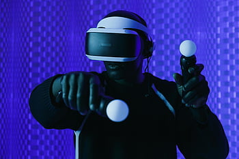 VRヘッドセット、 バーチャルリアリティゲーム、 高度なVR、 コントローラー、 鮮やかなブルーの設定、 ゲームをする男性、 バーチャルリアリティエクスペリエンス、 ゲームコントローラー、 VR技術、 没入型ゲーム、 仮想現実環境