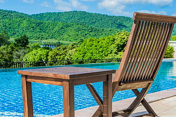 sedia in legno marrone, tavolo di legno, mobili da bordo piscina, montagne verdeggianti, Rilassamento estivo, posti a sedere all'aperto, vista piscina, paesaggio naturale, mobili da giardino, sfondo panoramico, mobili da esterno in legno