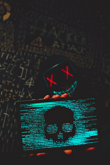 hacker misterioso, maschera al neon, tavoletta, teschio digitale, sfondo scuro, sicurezza informatica, attacco hacker, tecnologia, arte digitale, futuristico, luce al neon