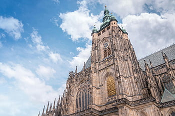 cattedrale gotica, Torre, architettura decorata, cielo blu vibrante, Inquadratura dal basso, giorno, Edificio in cemento marrone e grigio, cielo bianco, architettura storica, Punti di riferimento europei, guglia della chiesa