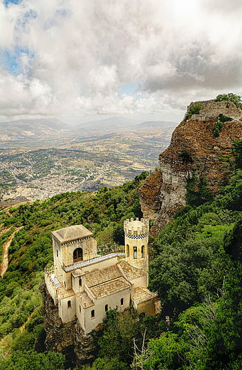Torretta Pepoli, letecký snímek, hrad, svěží zeleň, Sicílie, Itálie, nádherný výhled, středověké architektury, historické místo, přírodní krajina, scénické krásy