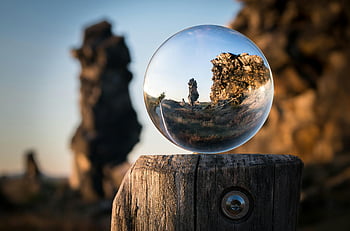 Kristallen bol, rotsachtig landschap, schemer, natuurthema's, Abstracte thema's, glazen bol, hout, buitenfotografie, reflectie, natuurlijke schoonheid, Serene scène