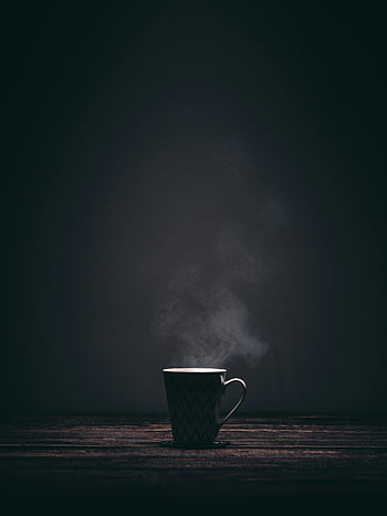 černý keramický hrnek, kouřící hrnek, tmavé pozadí, horký nápoj, hrnek na kávu, hrnek na čaj, dřevěný povrch, Minimalistická fotografie, černý hrnek, stoupání páry, Tmavé nastavení