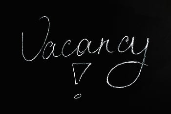 volné místo, nápis, text, černé pozadí, tabule, bílé psaní, Znamení neobsazenosti, Otevření práce, pracovní příležitost, dostupná pozice, najímání znamení