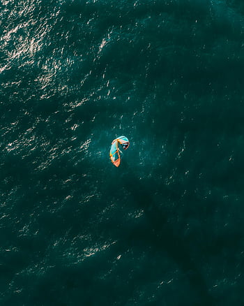Luftaufnahme, Windsurfen, Rio de Janeiro, Brasilien, Ozean, lebendiges Wasser, Dynamische Bewegung, Wassersport, blaugrüne Töne, Professioneller Windsurfer, tropisch