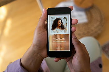 дигитална покана, екран на мобилен телефон, Ръце, държащи смартфон, покана за разменно парти, снимка отблизо, покана за дигитално събитие, мобилна покана, Покани за парти, Дисплей на смартфон, Съобщение за събитие