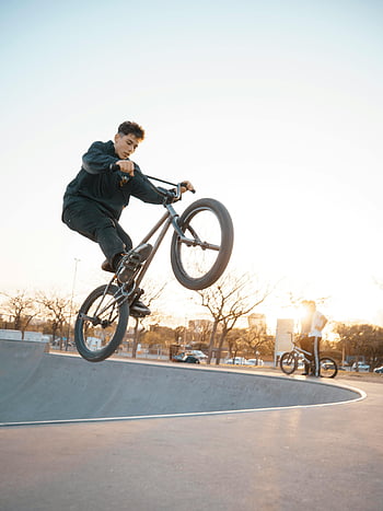 bmx ryttare, midlur-trick, utomhus skatepark, extrem cykling, solnedgång, BMX-cykling, skateboard, extrema sporter, utomhus aktiviteter, cykeltrafik, mitten av luften
