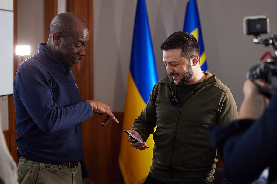 Ukrajina, kyiv, Prezident Votodymyr Zelskyy, Zelenskyy, bbc, vlajky, Setkání, diskuse, chytrý telefon, Fotoaparát, rozhovor