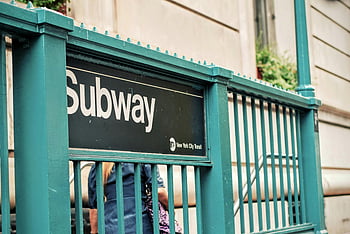 New York City, entrata della metro, Riding verde, persone, scena urbana, vita di città, trasporto pubblico, transito di New York City, avvicinamento, costruzione, cartello