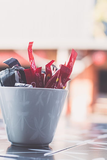 sugar, sachets, cup, sweetener, condiment, breakfast, drink, beverage, mug, restaurant, café
