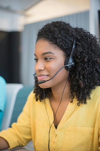 agent call centra, nosit sluchátka, kudrnaté vlasy, žlutá halenka, zákaznická podpora, Zaměřený agent, Profesionální nastavení, Kancelářské prostředí, sluchátka, služby zákazníkům, sdělení