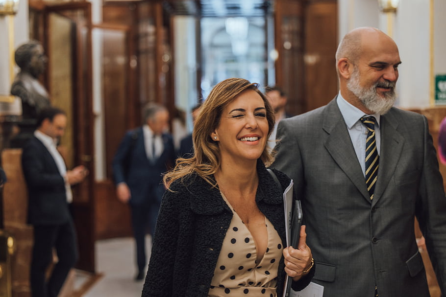 ボクツ、 VoxEspaña、 Vox Diputados、 Vox Congreso、 GP Vox、 grupo vox、 フォーマルな服装、 廊下、 ほほえむ、 グループ、 政治