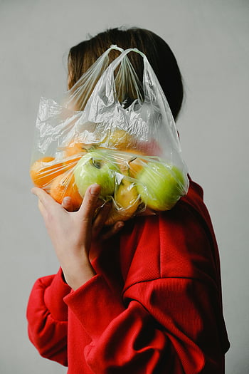 person som bærer plastpose, frisk frukt, rød genser, plastforurensning, Miljøbevissthet, bærekraftig livsstil, handle mat, fruktpose, miljøvennlige alternativer, engangsplast, fruktsortiment