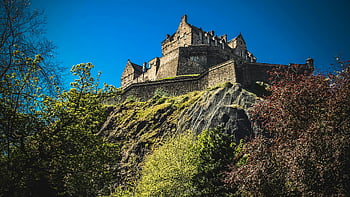 edinburgh hrad, hradní skály, jasné modré nebe, svěží zeleň, historické památky, Skotská architektura, panorama Edinburghu, Kultovní hrad, turistická atrakce, cestování po Skotsku, středověká pevnost
