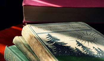 Vintage vázané knihy, detailní fotografie, skládaný knihy, dřevěný stůl, Stíny slunečního světla, Myšlenky jsou věci, Prentice Mulford, obal knihy, Literární sbírka, starožitné knihy, čtenářský materiál