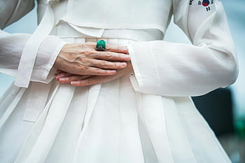 λευκό hanbok, σμαραγδένιο δαχτυλίδι, παραδοσιακό κορεάτικο hanbok, Κομψό κοντινό, διπλωμένα χέρια, παραδοσιακή ενδυμασία, κορεάτικου πολιτισμού, λευκό φόρεμα, σμαραγδένια κοσμήματα, πολιτιστικός τρόπος, στυλ hanbok