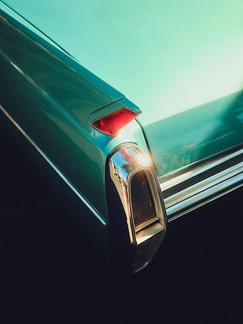 Cadillac aus den 1960er Jahren, Vintage-Rücklicht, klassisches Auto, Retro -Eleganz, Ojai, Kalifornien, Deville Rücklicht, Nahansicht, Chromdetails, Vintage-Design, klassisches Automobil, Stil der 1960er Jahre