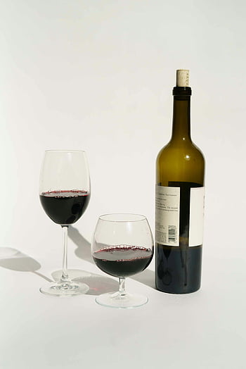 czerwone wino, butelka wina, kieliszki do wina, studio strzał, minimalistyczny, czyste tło, dwie szklanki, Fotografia wina, Wino martwa, Konfiguracja wina, Scena winiarska
