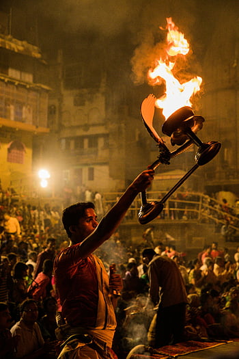Aarti rituál, řeka gangy, varanasi, Indie, pochodeň, ghats, muž, obřad, duchovní, večer, dav
