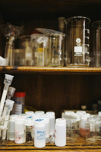 Chemicaliën, laboratorium, bekers, kolven, testmonsters, Wetenschappelijke apparatuur, laboratoriumplank, glaswerk, chemische flessen, laboratoriumgereedschap, laboratoriumopstelling